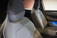 「プラス」グレードの内装には日本初導入となる「インディゴ」インテリアが採用された。