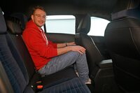 リアシートはやや窮屈だが、短距離の移動なら問題ないだろう。