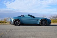 フルオープン状態にしたところ。この手のオープンカーの電動ソフトトップは15秒程度で作動完了するのが相場だが、「ヴァンテージ ロードスター」はシンプルな構造ゆえに6.8秒と圧倒的な速さを誇る。