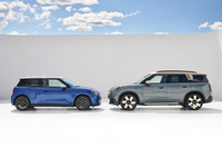 4代目「MINIクーパーSE 3ドア」(写真左)と、「MINIカントリーマンSE ALL4」(同右)。いずれも純電気自動車で、前者はボディーサイズ全長×全幅×全高=3860×1755×1460mm、ホイールベース=2525mm、後者はボディーサイズ全長×全幅×全高=4450×1845×1640mm、ホイールベース=2690mmとなる。