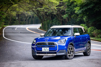 最新世代の「MINIカントリーマン」は、これまで「MINIクロスオーバー」として導入されていたモデルの全面改良版。フルモデルチェンジに合わせ、日本でも欧州などと同じMINIカントリーマンに改称された。