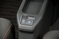 ダイハツ車としてはこれが初採用となる電動パーキングブレーキ。指一本でパーキングブレーキの操作が可能で、もちろんオートホールド機能も備わっている。