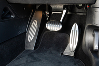 ペダルの配置はご覧のとおり。新世代MINIにはマニュアル車の設定がなく、一番左はペダルの絵が描いてあるフットレストだ。