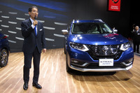 日産自動車の出展ブースにおいて、「プレミアムパーソナライゼーションプログラム」について説明するオーテックジャパンの片桐隆夫CEO。