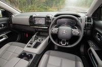 インテリアは薄いグレーと濃いグレーとのバイカラー。シトロエンらしい明るくおしゃれな雰囲気だ。