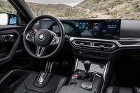 ドライバーの眼前には、12.3インチのインフォメーションディスプレイと14.9インチのコントロールディスプレイを横並びにした「カーブドディスプレイ」が配置される。これに加え、カラー表示のヘッドアップディスプレイも用意される。