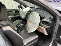 エアバッグが展開した車内の様子。インストゥルメントパネルまわりの形状も保たれており、筆者が懸念していたヒザまわりも含めて、生存スペースは確保されていた。