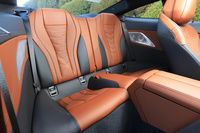 「M850i xDrive」の乗車定員は4人だが、後部座席に大人2人がきちんと座るのは難しい。