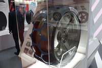 「フューチャースポーツタイヤコンセプト」には、特殊素材に電流を流し、硬度を自在に変化させることができる技術が取り入れられている。