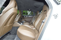 後部座席の定員は2人。写真では見えづらいが、左右座席の中央には小物入れやドリンクホルダーが設置される。