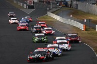 GT500クラスのスタートシーン。勝者のNo.36 au TOM'S GR Supraは、この時点でははるか後方に見える。