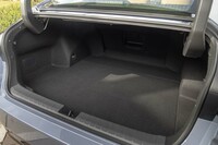 トランク容量は13.3立法インチ(SAE計測、約218リッター)。HEVもBEVも変わらない。
