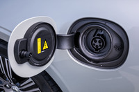 普通充電用ポートが左フロントフェンダーに設置される。バッテリー容量は従来型の11.6kWhから同18.8kWhへと約6割アップ。バッテリー単体の重量は約19kg増加している。