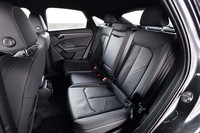 先代「Q3」からホイールベースが延長されたこともあり、後席の居住性は向上。頭部にピラーが迫る印象はあるものの、クリアランスは十分確保されている。