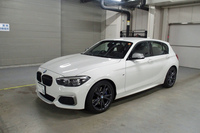 「M140i」のどことなく薄汚れた白いボディーが、ツヤツヤのトゥルントゥルンに生まれ変わった。黄色い傘と長靴をおそろいで買ってもらった子供のように、どこか雨の日が待ち遠しい。