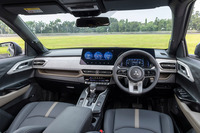 三菱車としては初となるメランジ生地を採用したインテリア。12.3インチのディスプレイオーディオと8インチの液晶式メーターをひとつながりにレイアウトし、先進感を演出している。