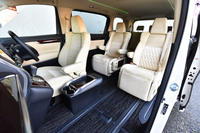 前後席の枠を超えた「助手席スーパーロングスライド」の様子。写真右に見えるのは2列目シートではなく助手席である。