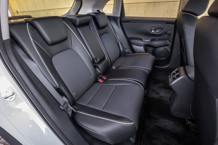 ホンダZR-V X(リアシート)