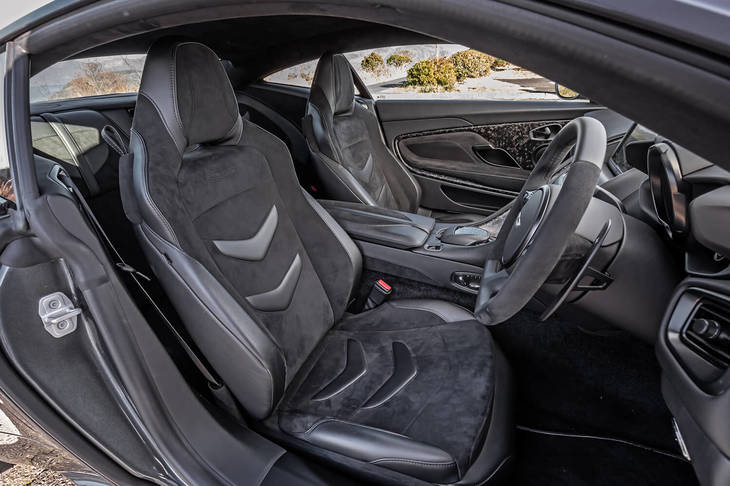 ヘッドレスト一体型となるデザインのシートは、“スポーツプラスシート”と呼ばれる「DBSスーパーレッジェーラ」専用品。ドアトリムやセンターアームレストなどと、カラーコーディネートが行えるようになっている。