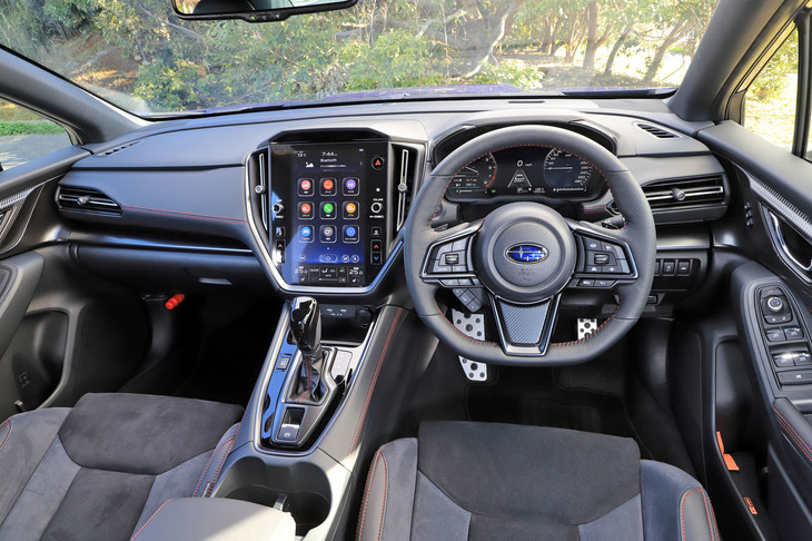 インテリアの基本的な造形は現行型「レヴォーグ」と共通。上級グレード「GT-H EX」「STIスポーツR EX」には、フル液晶メーターやインフォテインメントシステムが標準装備される。