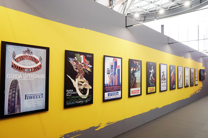 EICMAの開催110周年を記念した記念展示。古いポスターや、EICMAで発表され、世界の二輪市場に影響を与えた車両が数多く展示されていた。