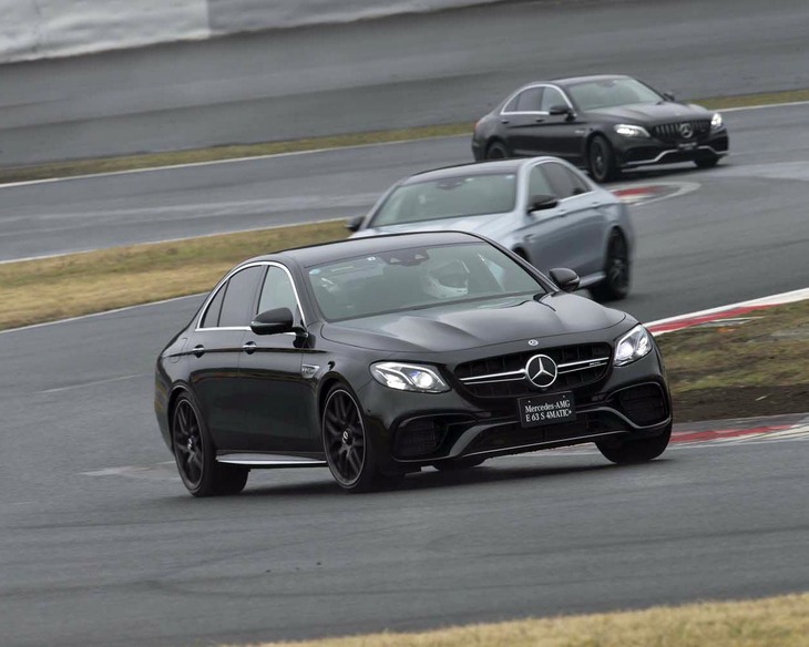 富士スピードウェイを走る「AMG E63 S 4MATIC+」。0-100km/h加速=3.4秒というスーパースポーツ級の動力性能を発揮する。
