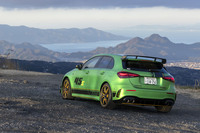 0-100km/h加速のタイムは3.9秒、最高速は270km/h(リミッター作動)。人目を引くクルマでもあり、その強大なパワーはしかるべき場所で解き放ちたい。