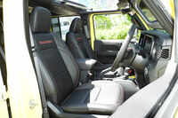 上級グレードのフロントシートには、新たに12wayの電動調整機構が装備された。