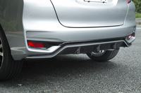 ディフューザーが備わるリアバンパー(写真)も、「フィット ハイブリッドS」の専用装備のひとつ。