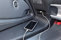 助手席側の小物入れの中には、USBソケットが設置されている。