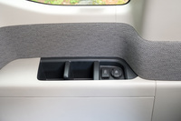 3列目用のUSB-Cは両サイドの壁にある。ここも定員3人に対して2口が備わっている。