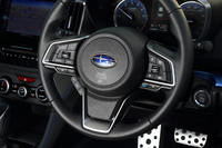 進化した運転支援システム「アイサイト」は、ステアリングに配置されたスイッチでほとんどの機能が直感的に操作可能。