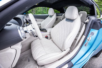 マルチコントロールシートバックを採用したナッパレザー仕立てのスポーツシートは、AMG専用となるアイテム。ベンチレーターとヒーターが内蔵されている。