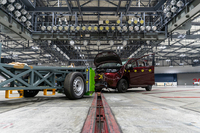 50km/hで衝突した「フリード」と台車。0度の正面衝突、50%オフセットという条件だった。