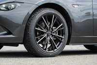 「RF」にはソフトトップ車とは異なり、17インチのアルミホイールと205/45R17サイズのタイヤが装備される。