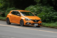 四輪すべてのダンパーに採用される「HCC(ハイドロリック・コンプレッション・コントロール)」も「メガーヌ ルノースポール」の特徴。大きな入力が入っても跳ねるような挙動を示さず、高いロードホールディング性を発揮する。