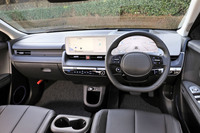 「アイオニック5」のインテリア。日本仕様車は、ウインカーレバーが右、ワイパーのレバーが左で日本車と同じレイアウトになっている。