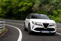 ボディーサイズがライバルよりやや小ぶりなこともあって、「ジュニア エレットリカ」の車重は1545~1590kg(空車重量)と軽量。同じBEVのコンパクトSUVでも、「メルセデス・ベンツEQA」などは2tを超える。