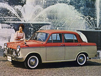 初代「ブルーバード」に設定された女性向け仕様の「1200ファンシーデラックス」。パステルカラー=女性向け、というイメージは、当時からあったようだ。