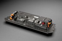 高出力供給用に設計された容量1.384kWhのバッテリー。極めて高い電力密度を持つ12個のモジュールで構成され、専用の冷却システムとカーボンファイバーのフロアとカバーを有している。