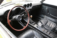 上写真と同じ「240Z」のインテリアをのぞく。その売りのひとつがレザーシート。