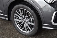 「20スポークVデザイングラファイトグレー」と名づけられた19インチホイールは、「Sライン」モデルならではの装備。