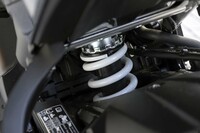 リアのサスペンションはストローク130mmのモノショックタイプ(写真)。フロントフォークは倒立でフルアジャスタブルとなっている。