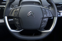 ステアリングホイールのパッド部周辺には、クルーズコントロールやカーオーディオなどのスイッチが並ぶ。