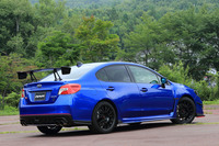 限定500台が発売即完売となった「WRX STIタイプRA-R」をベースとし「STIパフォーマンスパーツ」をフルに組み込んだ今回のテスト車。リアでは「ドライカーボンリアスポイラー」が存在を主張する。