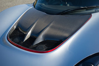 フロントまわりに収納スペースはなく、カーボン製のアクセスパネルの下には、ステアリング機構やラジエーターなどが収まっている。