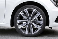 「HIGHTEK」と呼ばれるデザインの18インチアルミホイール。タイヤはコンチネンタルの「プレミアムコンタクト6」が組み合わされていた。