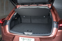 4WDモデルの荷室容量は268リッター。一応「LBX」の4WD車(253リッター)には勝っているが、FF車(330リッター)にはだいぶ差をつけられている。