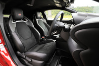 「RZ“ハイパフォーマンス”」に装備される、ウルトラスエードと合成皮革を用いたプレミアムスポーツシート。