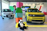 シエナ県のフィアット販売店にて。“パンディーナ”こと3代目「パンダ」と「グランデパンダ」。